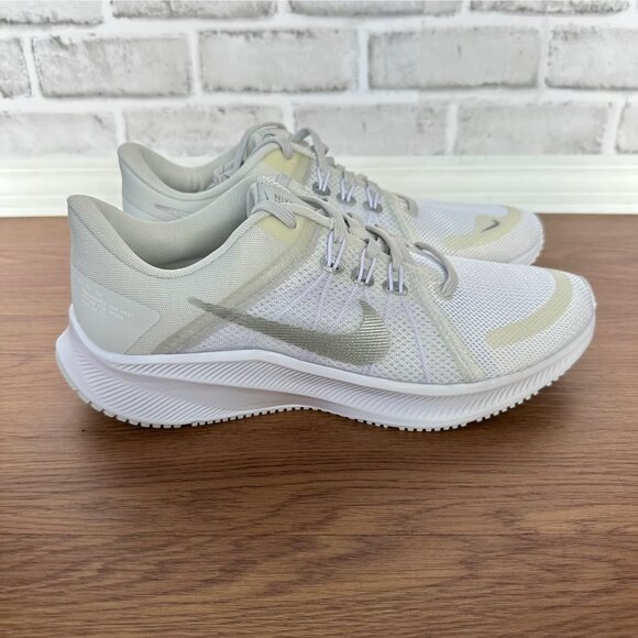 ❤️Nike Quest 4 Road Women's Running Shoes 9 Grey Beige Sport Sneaker DA1106-100 - Picture 2 of 5